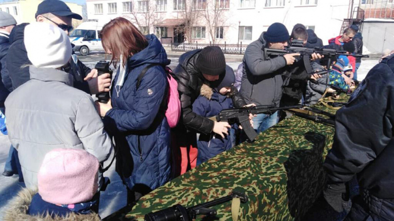 Детям росгвардейцев провели в Екатеринбурге экскурсию по базе ОМОНа. И дали подержать оружие
