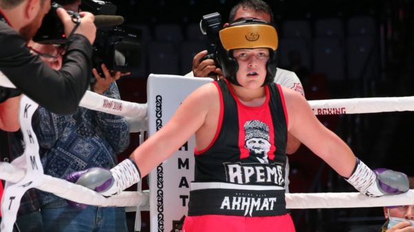 Сын Кадырова получил серию ударов в бою на ринге и тут же был объявлен победителем