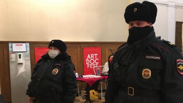 Опечатанные залы. Власти в Санкт-Петербурге сорвали кинофестиваль "Артдокфест"