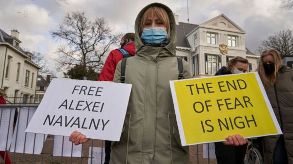 “Может умереть в любой момент”. Почему врачи призывают срочно спасать Навального