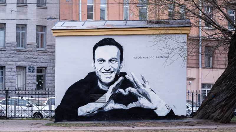 «Герой нового времени». В центре Петербурга появилось граффити с Навальным