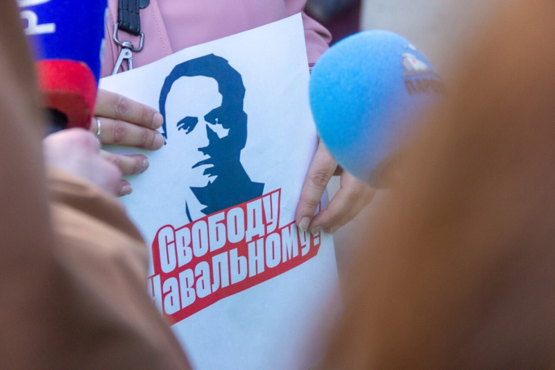 "Герой нового времени". В центре Петербурга появилось граффити с Навальным