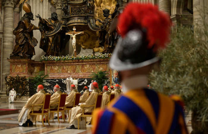 Христиане западных стран отмечают Пасху в условиях пандемии