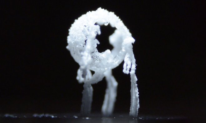 Инженеры из MIT придумали остроумный способ очистки металлов от соли и грязи