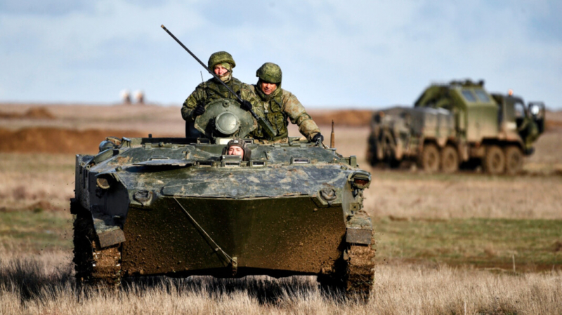 Источник в Кремле назвал стягивание военных в Донбасс «намеренной демонстрацией силы»