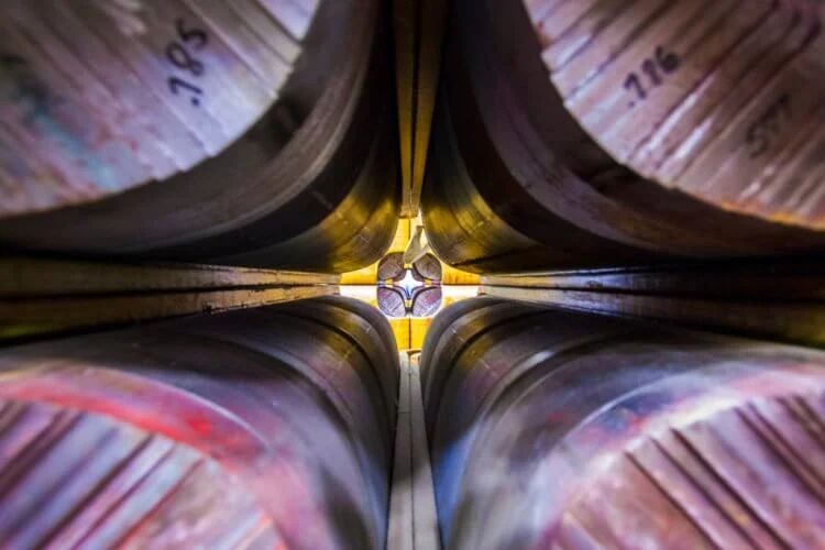 Колебание крошечной частицы нарушает известные законы физики