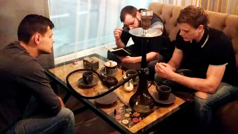 Молодые справедливороссы из Белгорода отчитались о заседании партии фотографией из кафе с кальяном