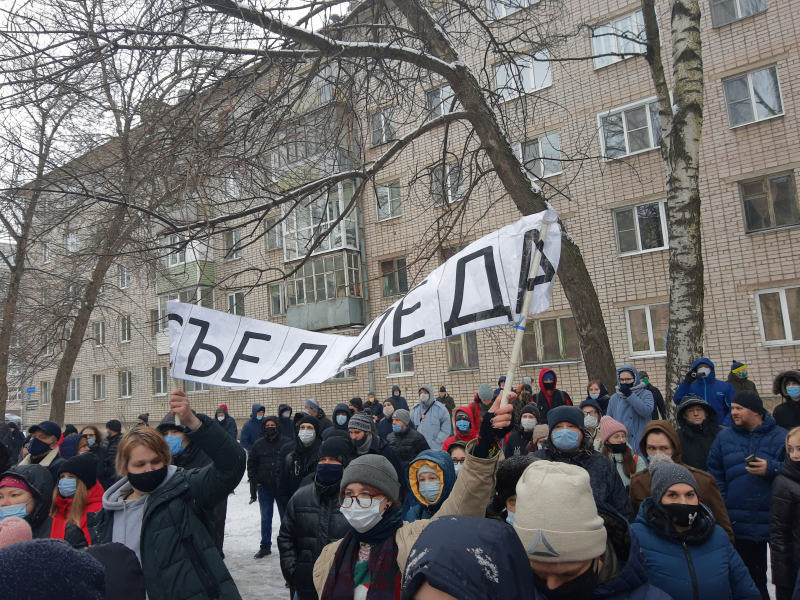 "Нам уголовники не нужны, лучше напиши по собственному желанию". Подростков исключают из школ после участия в протестах