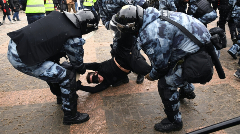 Напавший на полицейского участник акции отделался штрафом. По версии следствия, он бил и душил сотрудника МВД