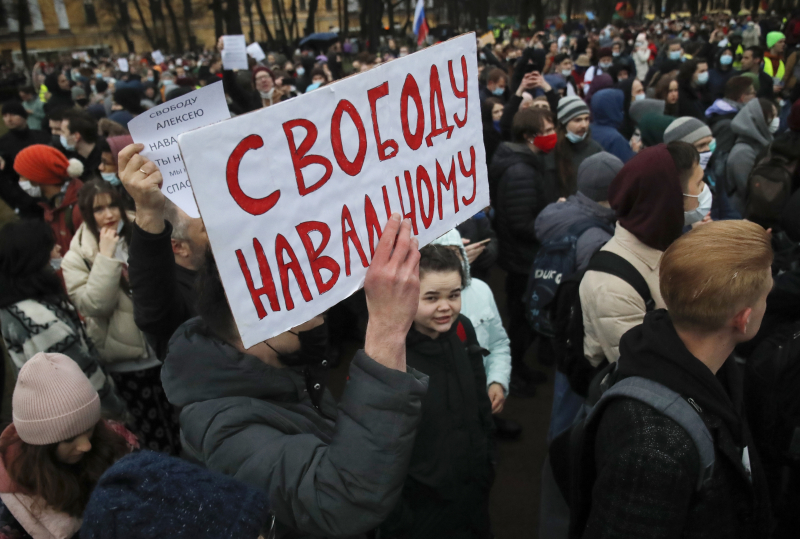 "Навальный голодает, чтобы спасти свою жизнь". Ольга Романова – о влиянии протестов на судьбу политзаключенных 