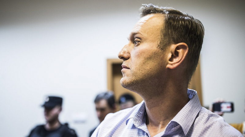 Навальный рассказал, как в колонии пытаются «дискредитировать» его голодовку, подкладывая в карманы конфеты