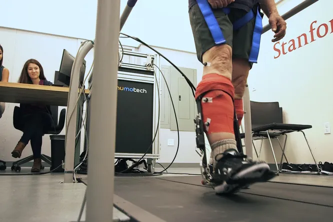 Новый экзоскелет позволяет пожилым людям ходить так же быстро и уверенно, как и молодым