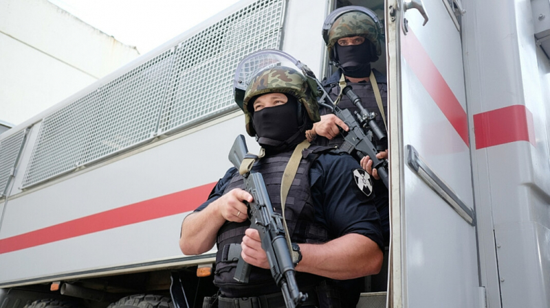 ОМОН по ошибке выломал дверь в квартиру жительницы Алтая. Женщина, которую искали силовики, там не живёт