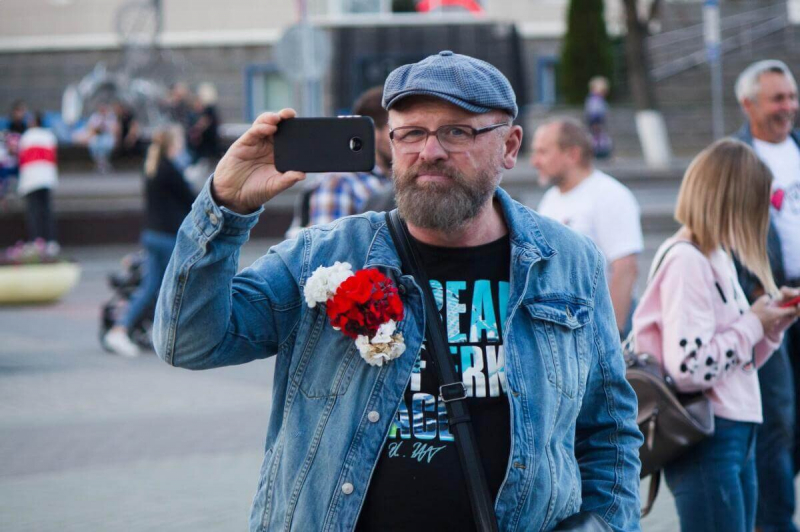 "Они разрушили мой мир и семью". Власти Беларуси выслали в Россию отца семейства, в Литву – его сына и отправили под арест жену