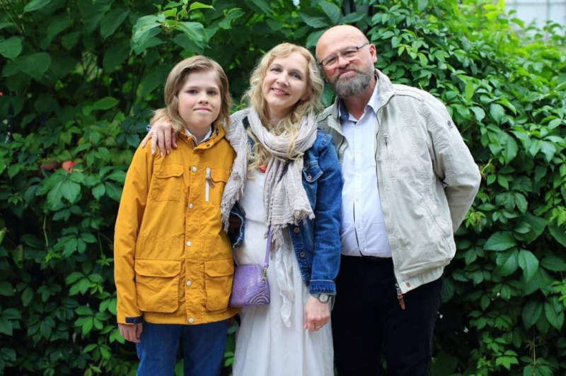 "Они разрушили мой мир и семью". Власти Беларуси выслали в Россию отца семейства, в Литву – его сына и отправили под арест жену