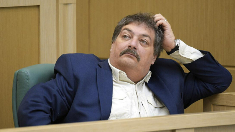 Писателя Дмитрия Быкова вызвали в полицию из-за участия в акции в поддержку Навального