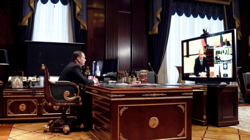 «Почувствуйте разницу». Медведев похвалил Путина за рост российских зарплат