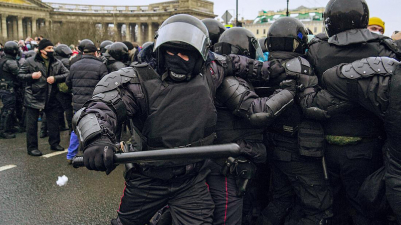 Полиция объяснила избиение корреспондента «Эха Москвы» на акции протеста проверкой документов