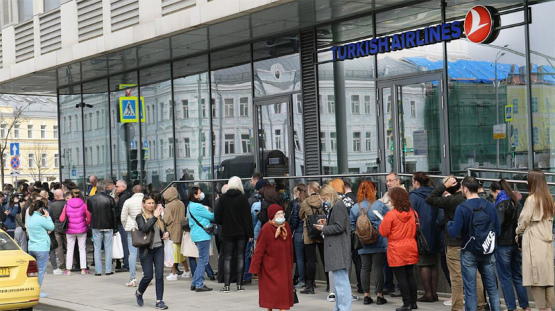 После отмены рейсов у московского офиса «Турецких авиалиний» выстроилась огромная очередь
