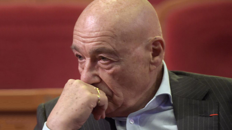 Познер улетел из Тбилиси раньше, чем планировал, после акций протеста против его приезда