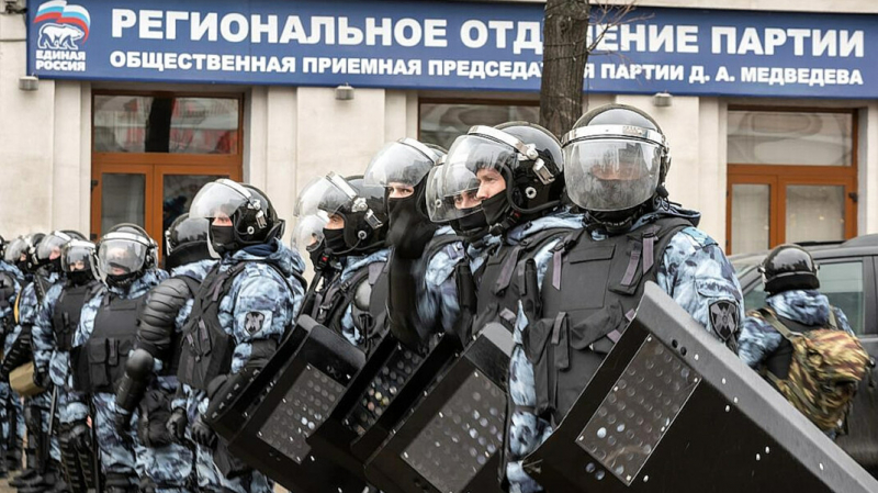 Путин подписал закон о госзащите для «участвующих в охране общественного порядка» росгвардейцев