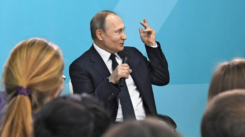 Путин подписал закон о запрете просветительской деятельности без разрешения властей. Учёные выступали против