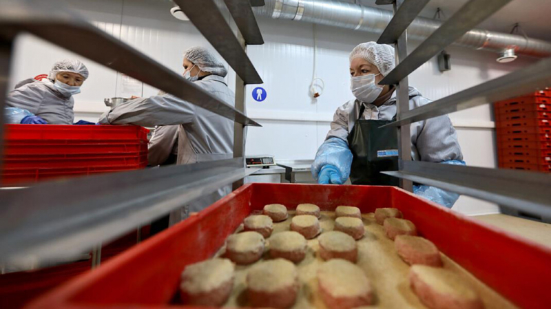 Роспотребнадзор нашёл нарушения почти у 70% поставщиков продуктов в школы