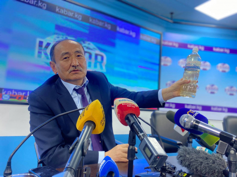 Скандал в Кыргызстане: глава Минздрава и президент советуют лечить коронавирус отваром ядовитого растения