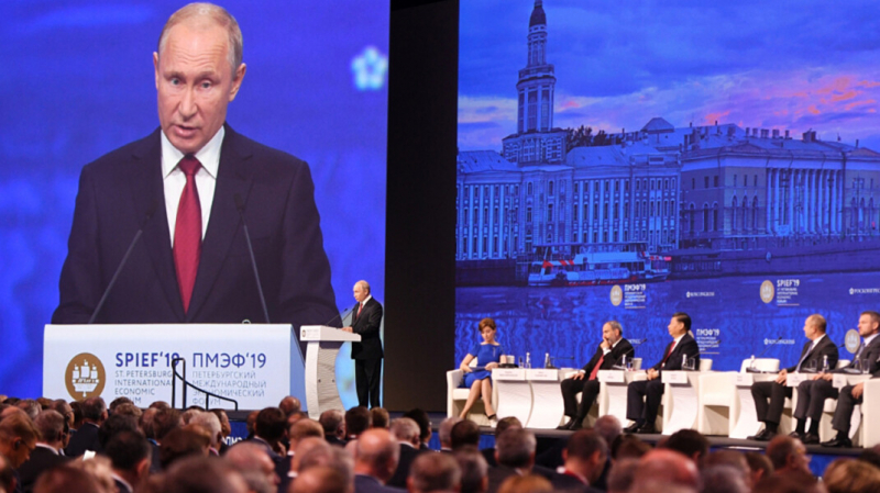 Сотрудников форума в Петербурге отправят на карантин перед возможным приездом Путина