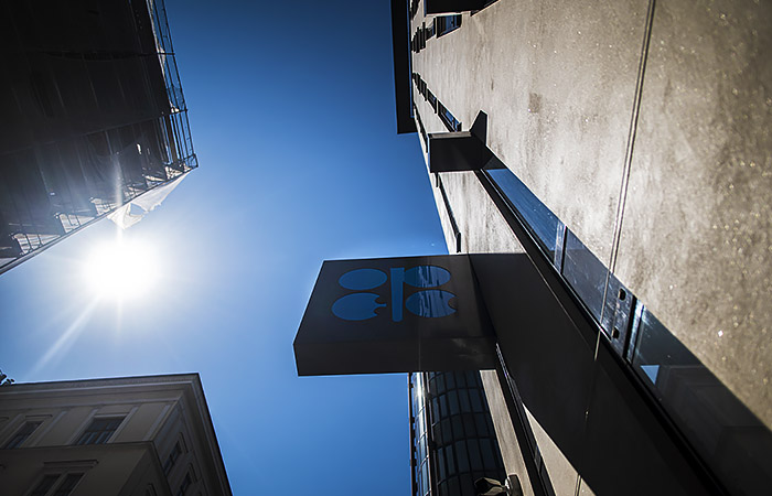 Страны ОПЕК+ договорились постепенно наращивать добычу с мая