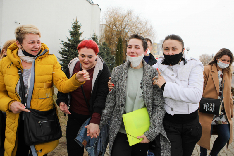 Суд дал три года ограничения свободы минчанке, помогавшей пострадавшим во время протестов. Ранее она рассказала о пытках на Окрестина