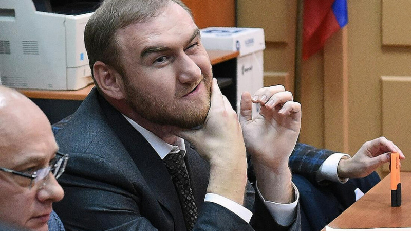 Суд в Москве арестовал более 90 автомобилей семьи бывшего сенатора Арашукова