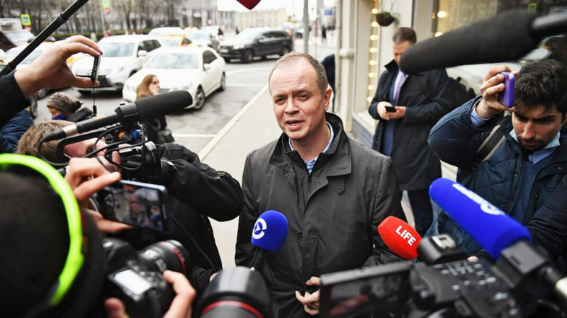 Суд запретил адвокату фонда Навального пользоваться интернетом и общаться со свидетелями по делу