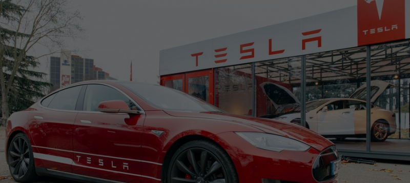 «Теслу» смогли перехитрить: специалистам удалось заставить электромобиль ехать на автопилоте без контроля водителя