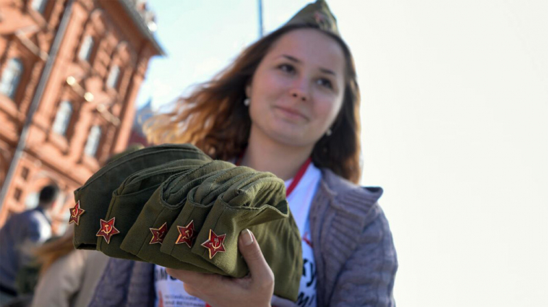 Управделами президента купило пилоток и сувениров для празднования Дня Победы почти на 30 млн рублей