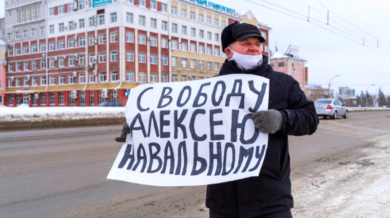 В Барнауле задержали активиста за надпись «Путина — в отставку!» на маске. На него завели дело
