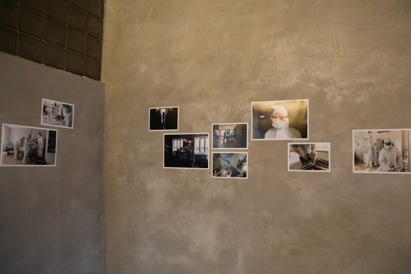 В Беларуси закрыли выставку "Машина дышит, а я – нет", посвященную медикам. Ее организаторы в ИВС на Окрестина