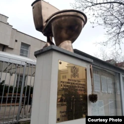 В Праге у здания консульства РФ активисты поставили золотой унитаз и посадили на него Путина: они требуют отпустить Навального