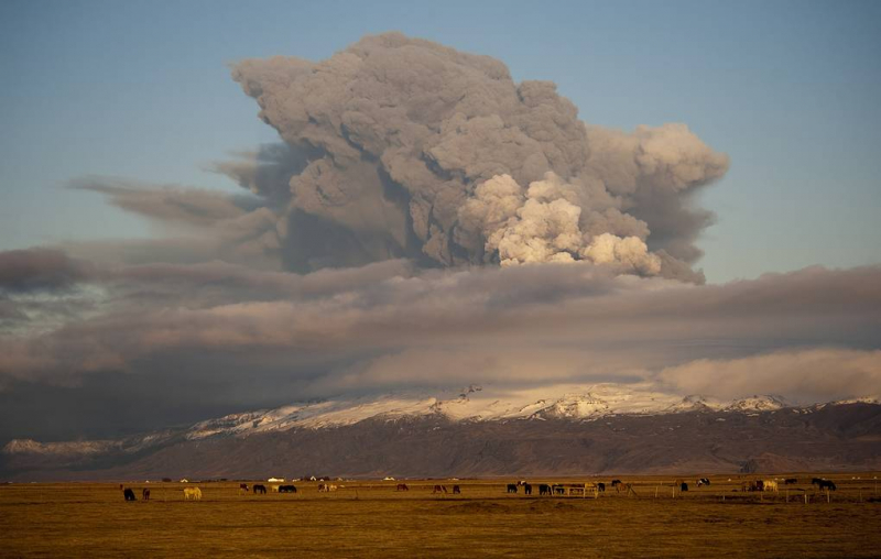 Во вспышке респираторных болезней в Исландии обвинили извержение вулкана