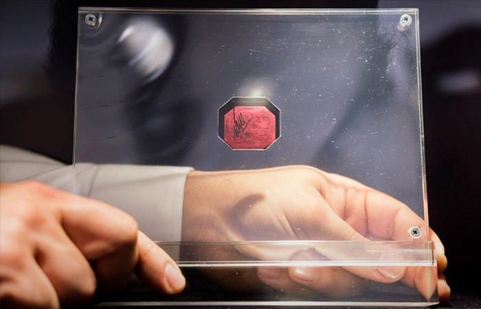 За самую дорогую марку в мире на торгах рассчитывают выручить $15 млн