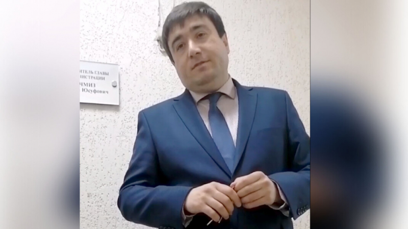 Замглавы посёлка в Адыгее ударил пришедшего на приём местного жителя. Прокуратура начала проверку