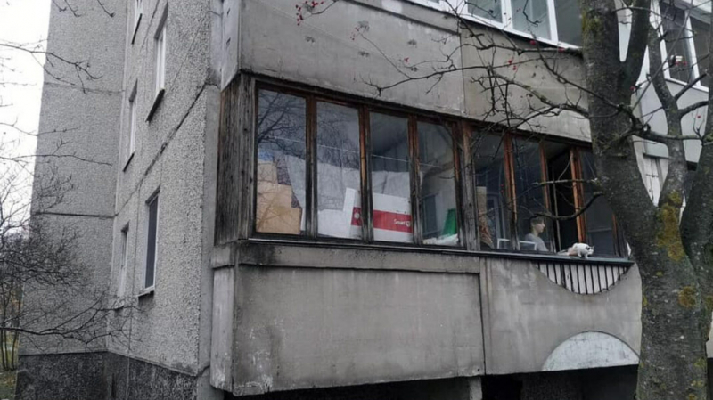 Жителя Минска задержали за бело-красную коробку из-под телевизора в окне. Силовики назвали это пикетом