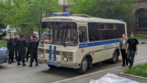 Более 20 человек задержаны у МГУ на акции против закона о просвещении