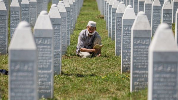 Караджича переводят в британскую тюрьму. Там он проведет остаток жизни