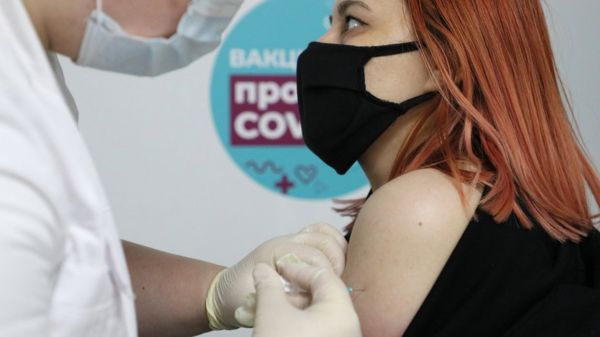 В России зарегистрировали однокомпонентную вакцину от коронавируса "Спутник Лайт"