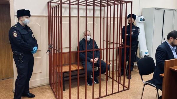 Михаилу Меню избрали меру пресечения. В суд его привезли в наручниках и посадили в клетку