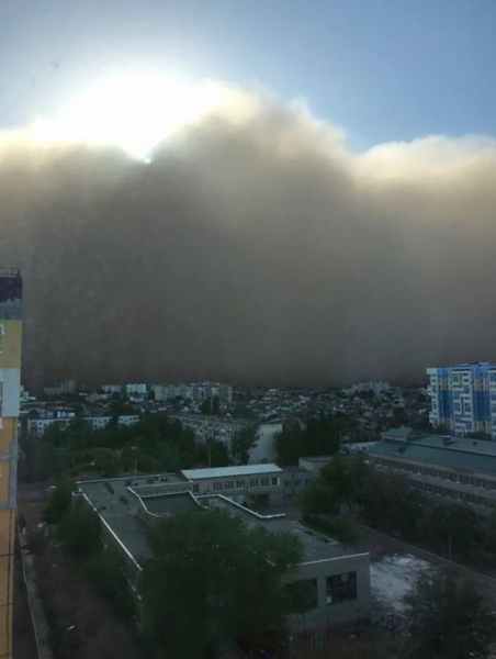 На Астрахань обрушилась песчаная буря