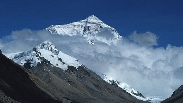 Коронавирус в мире: Китай закрывает Эверест; Португалия ждет туристов