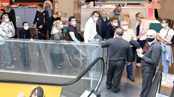 Бык на вертеле, 25 евро, и бесплатная рюмка. Как в Сербии и США поощряют вакцинацию