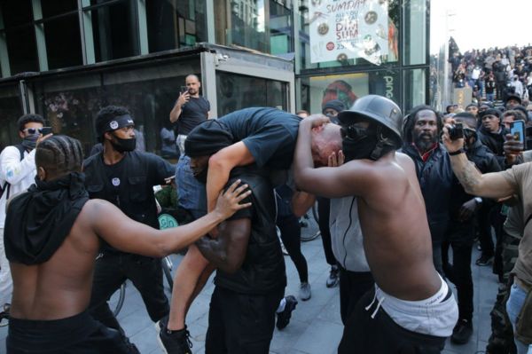 Протесты в Лондоне и Париже переросли в столкновения с полицией. Фото